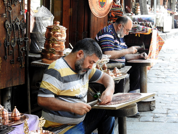 Bakırcılar Çarşısı'nda çekiç sesleri yeniden yankılandı 