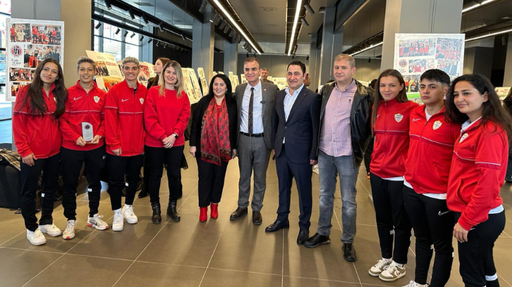 Başarılı Kadın Sporcular ve Yöneticiler Sergisi Gaziantep’te Açıldı
