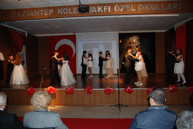 GKV’li öğrenciler Cumhuriyet Güncesini sahneledi