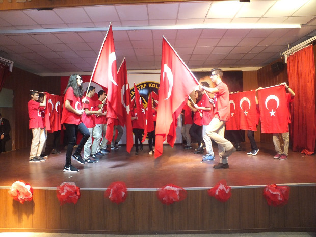 GKV’li öğrenciler Cumhuriyet Güncesini sahneledi
