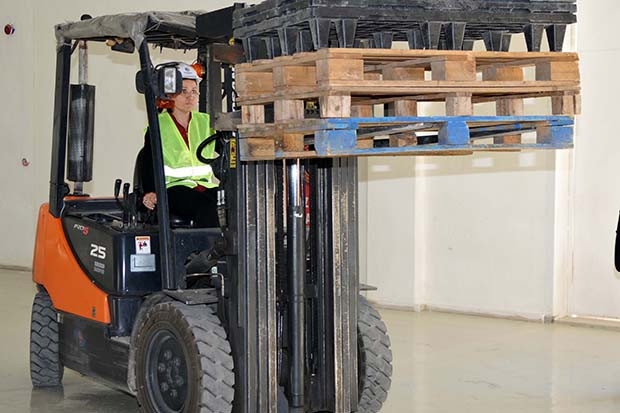 Kadın forkliftçiler iş başında