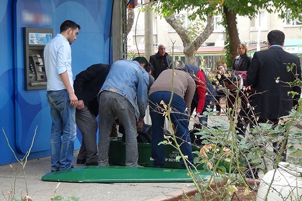 4'üncü kattaki evin penceresinden düşen yaşlı adam öldü