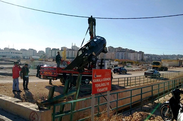 Hızını alamayan otomobil kanala uçtu