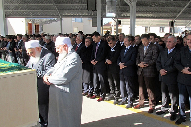 Gözyaşları içerisinde toprağa verildi