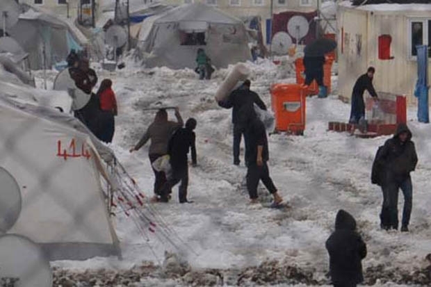 Suriyeli sığınmacıların karla mücadelesi
