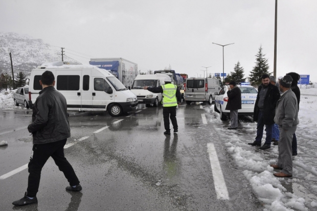 Konya-Antalya yolu ulaşıma kapandı