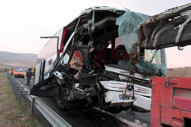 Gaziantep'te yolcu otobüsü tıra çarptı 8 yaralı