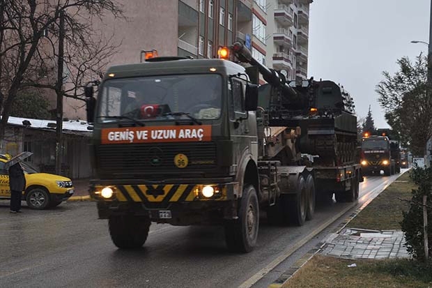 Suriye sınırına obüs ve askeri araç sevkiyatı