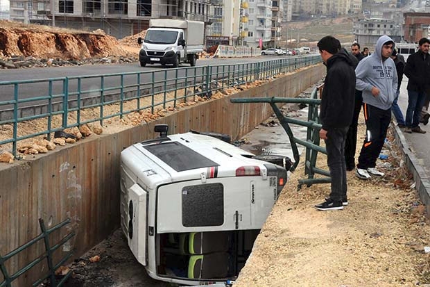 Gaziantep'te minibüs kanala uçtu 8 yaralı