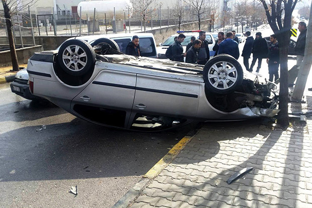 Gaziantep'te otomobil takla attı