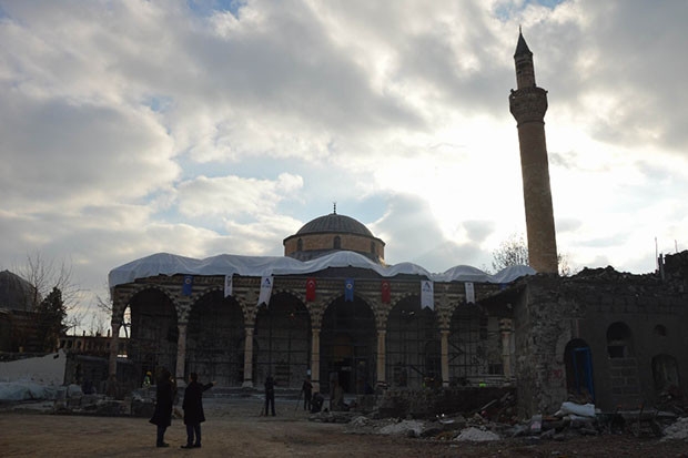 Sur yeniden inşaa ediliyor: Bakan bölgeyi inceledi