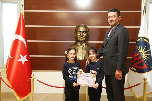 Gaziantep Kolej Vakfı’nın minik şairleri ödül aldı