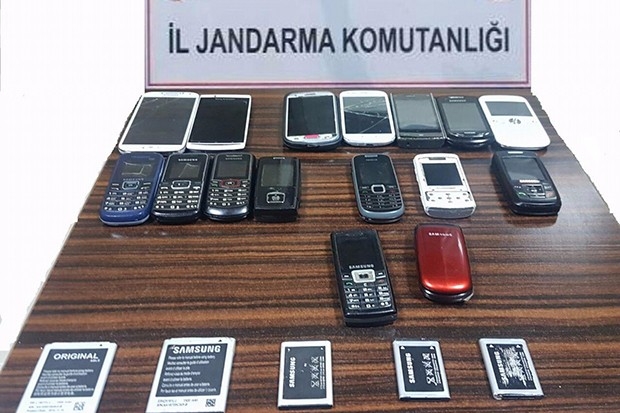 Konteyner kentte 16 adet kaçak telefon ele geçirildi