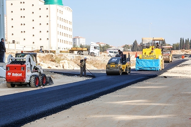 Seyrantepe Mahallesi'nde yeni açılan yollar asfaltlanıyor