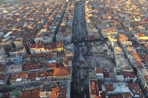 Zeytinburnu’nda çöken binanın enkazı havadan görüntülendi