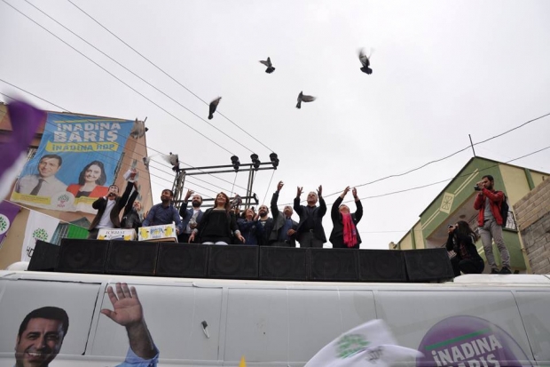 Hdp'li vekiller güvercin uçurdu