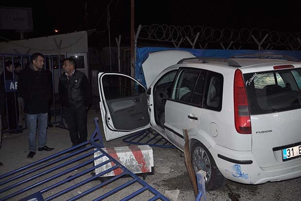 Çadır kent bariyerlerine çarpan otomobilin sürücüsü...