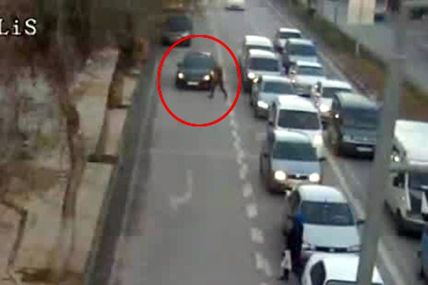 Gaziantep'te aracın yayaya çarptığı kaza güvenlik kamerasında