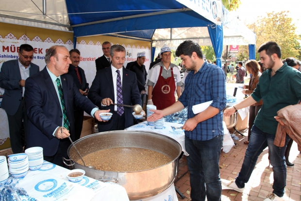 GAÜN’de Öğrencilere Aşure Dağıtıldı