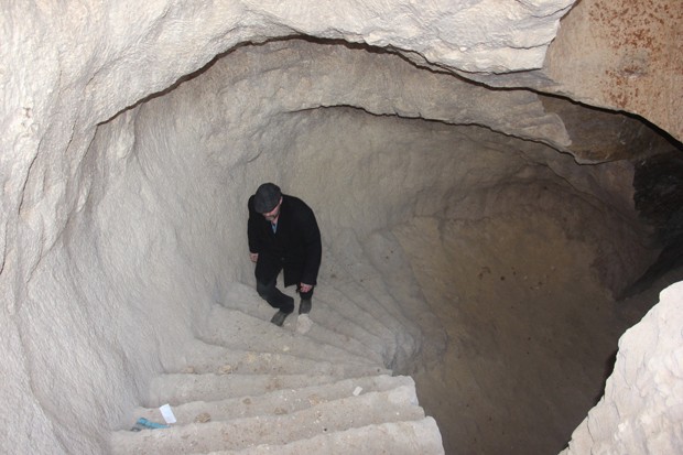 Tarihi evin altında asırlık mağara buldu