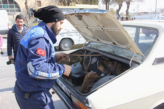 Narkotik ekipleri okul önlerinde denetim yaptı