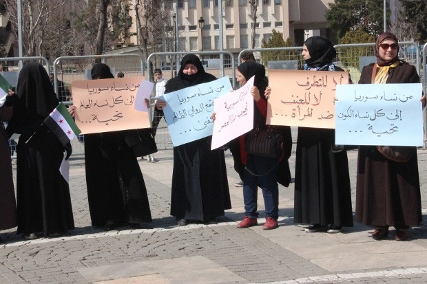 Suriyeli kadınlar Esad zulmüne tepki gösterdi