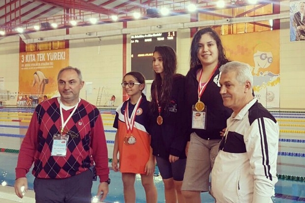 Türkiye Şampiyonu Engellere Kulaç Atıyor