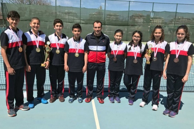 Özel Sanko Okulları  Kort Tenisi takımı il birincisi