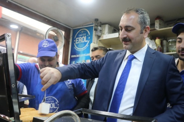 AK Parti Genel Sekreteri Abdulhamit Gül, atom tost yaptı