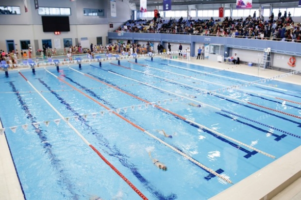 Minikler Kulaçlar 23 Nisan Yüzme Yarışları yapıldı