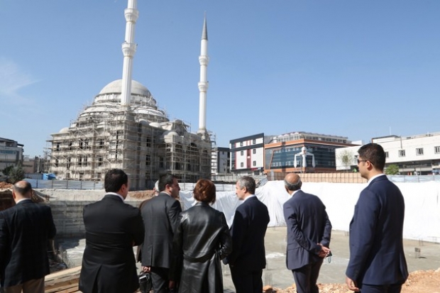 Tahmazoğlu, otopark inşaatını  yerinde inceledi