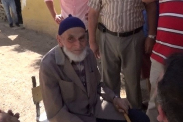 102 yaşındaki dede gelin arabasının önünü kesti