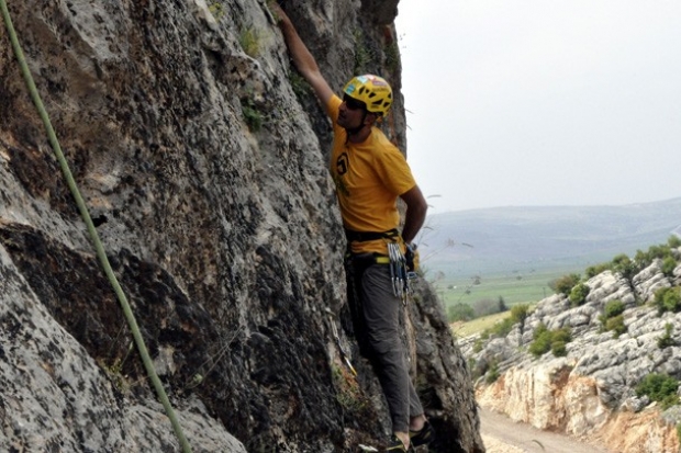 Milli dağcı, doğa tahribatı için tırmandı