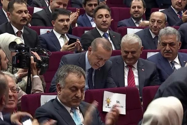 Cumhurbaşkanı Erdoğan AK Parti’ye resmen üye oldu