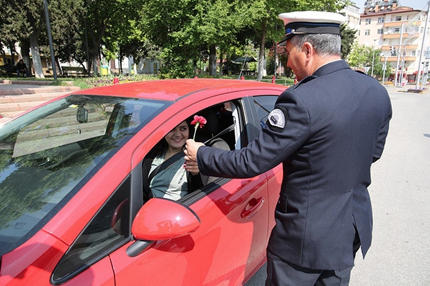 Polis sürücülere karanfil dağıttı