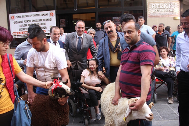 81 ilden Gaziantep'te gelen engellilere davul-zurnalı karşılama