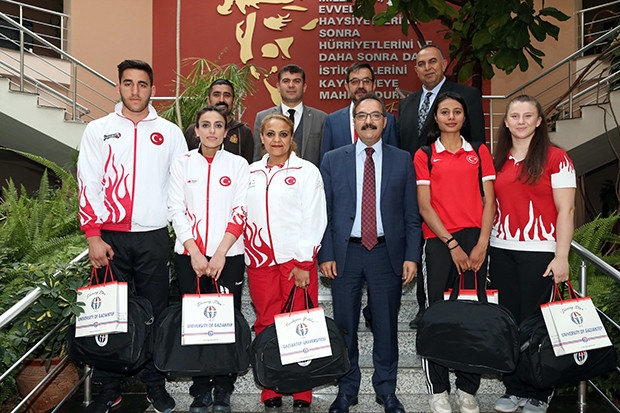 Rektör Gür şampiyon sporcuları kutladı