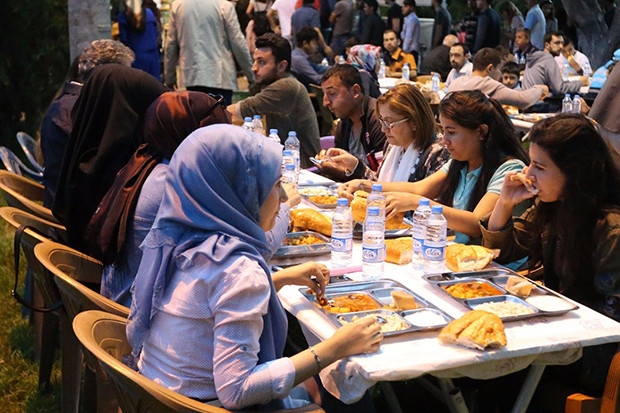 Fatma Şahin ilk iftarını çadırda açtı