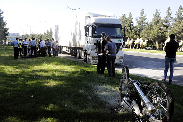 TIR'a çarpan kasksız motosikletli öldü