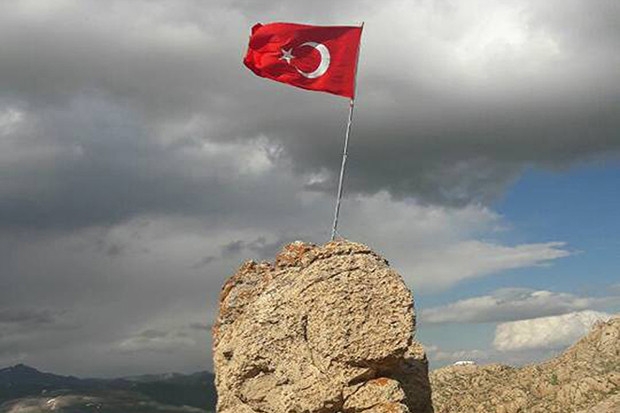 Kato Dağı’nın zirvesine Türk bayrağı çekildi