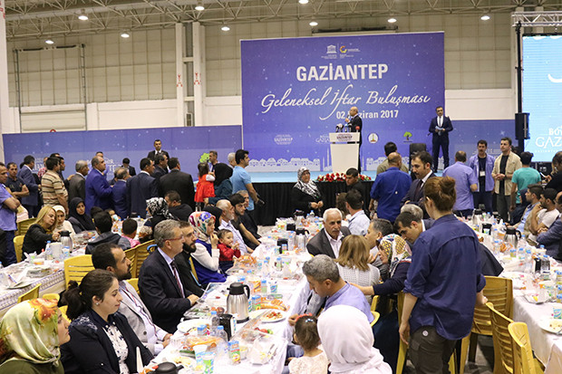 Başbakan Yardımcısı Mehmet Şimşek ve Gaziantep protokolü iftarda buluştu