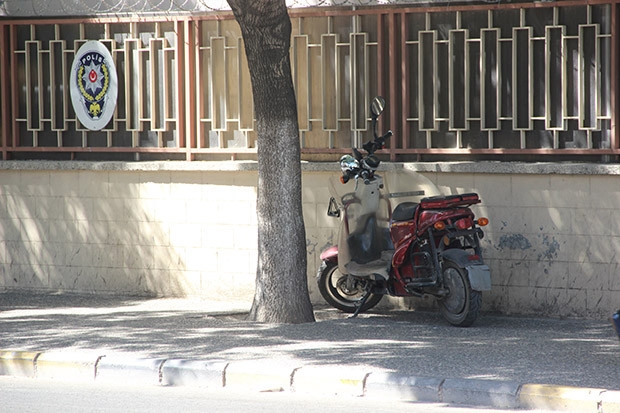 Gaziantep Emniyeti önüne bırakılan motosiklet paniğe neden oldu