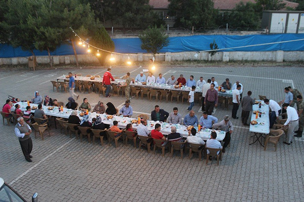 Yavuzeli'nde şehit aileleri ve gazilere iftar yemeği