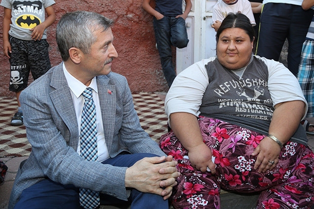 Mehmet Tahmazoğlu, obezite hastası Kiraz Açıkgöz’ü ziyaret etti