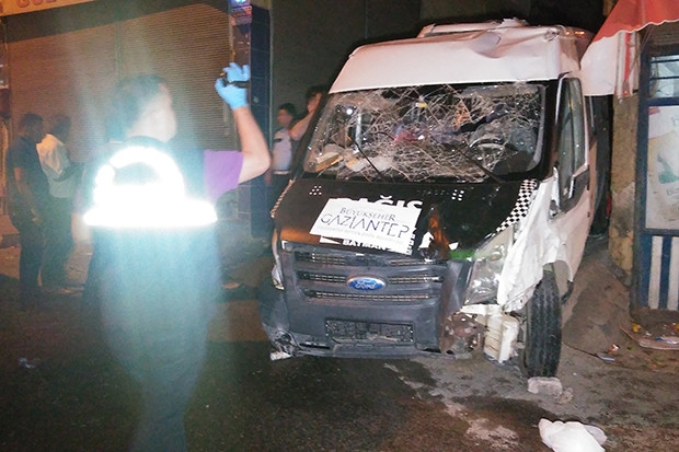 Freni patlayan minibüs insanların arasına daldı: 3 ölü 6 yaralı