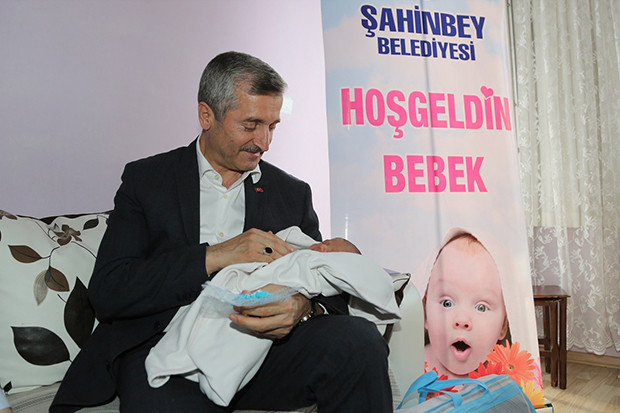 Mehmet Tahmazoğlu 70 bininci bebeği ziyaret etti