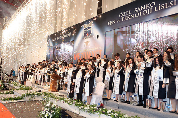 Özel Sanko Liseleri mezunlarının diploma mutluluğu