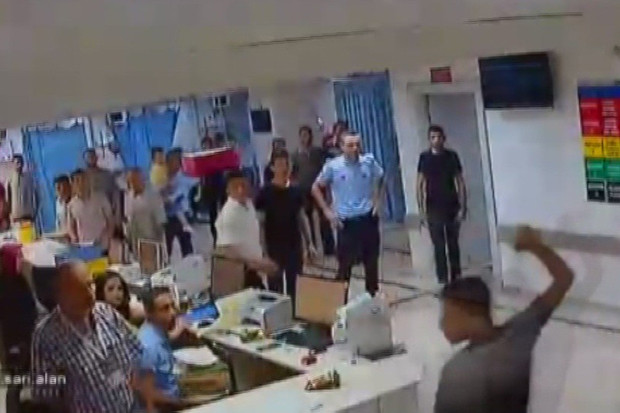 Gaziantep'te doktora bıçaklı saldırı güvenlik kamerasında