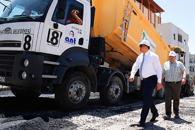 Rıdvan Fadıloğlu, asfalt çalışmalarını yerinde inceledi