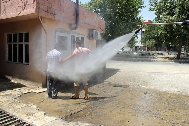 Oto yıkamacıdan vatandaşlara serinletme hizmeti